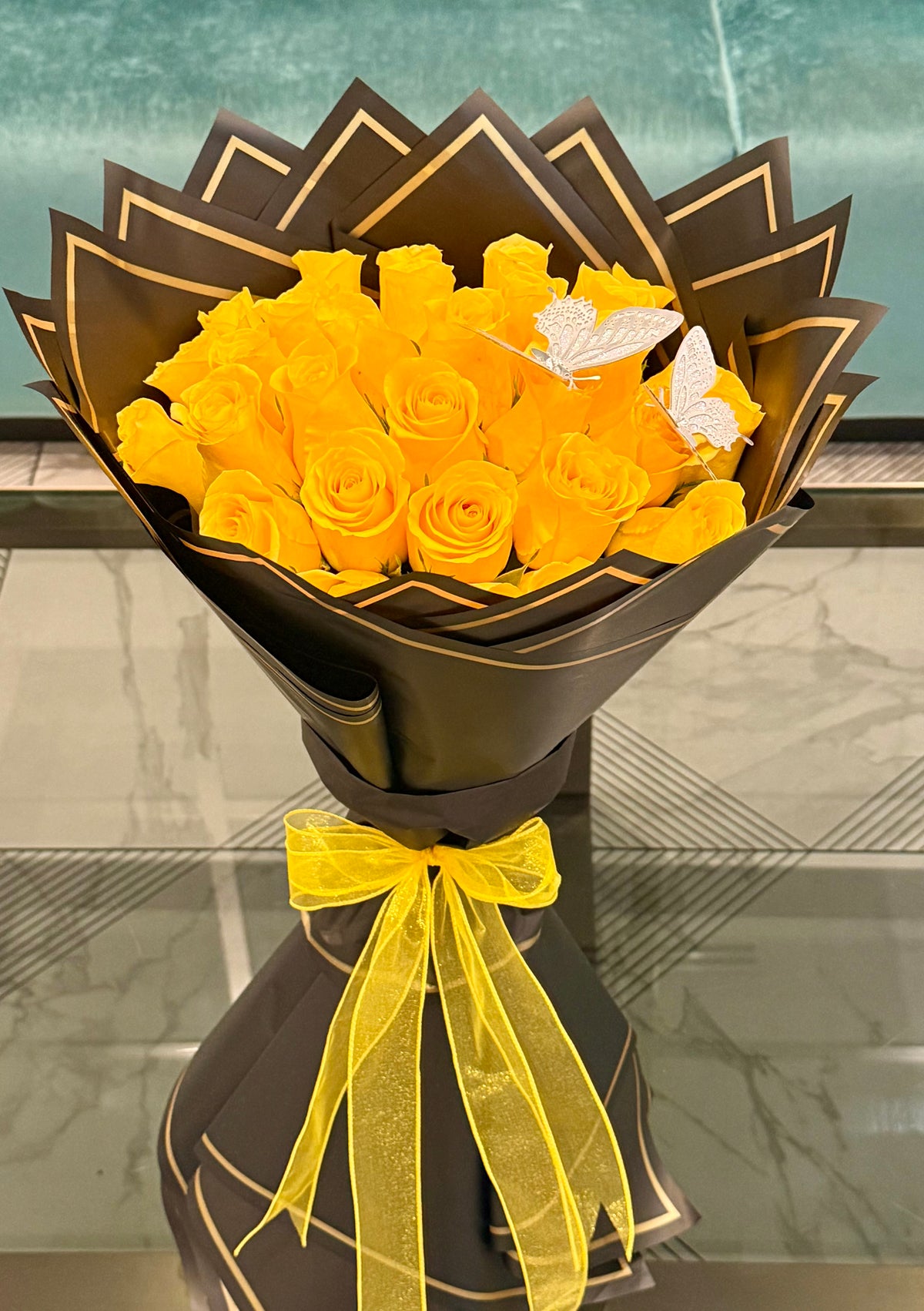 Golden Kiss – 25 Premium Yellow Roses